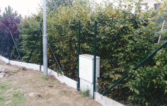 Stavba plotu ze čtyřhranného pletiva s podhrabovými deskami